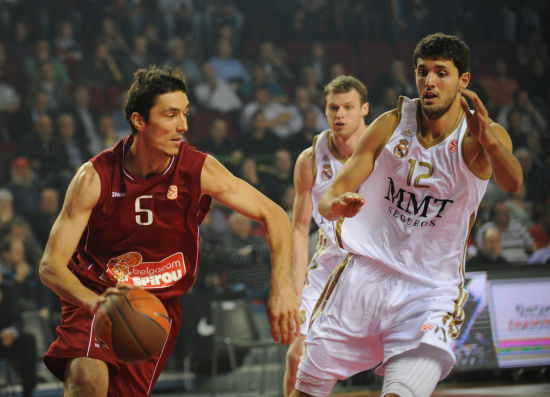 全面即战力！陈林坚10中4&三分6中3拿到12分5板2助1断（攻防兼备！陈林坚10投4中、三分6中3，贡献12分5板2助1断）