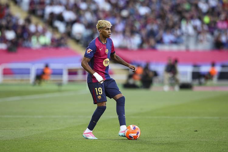 足球巴萨新星闪耀西甲，媒体：未来属于他（巴萨新星西甲大放异彩，媒体称他的时代已来）