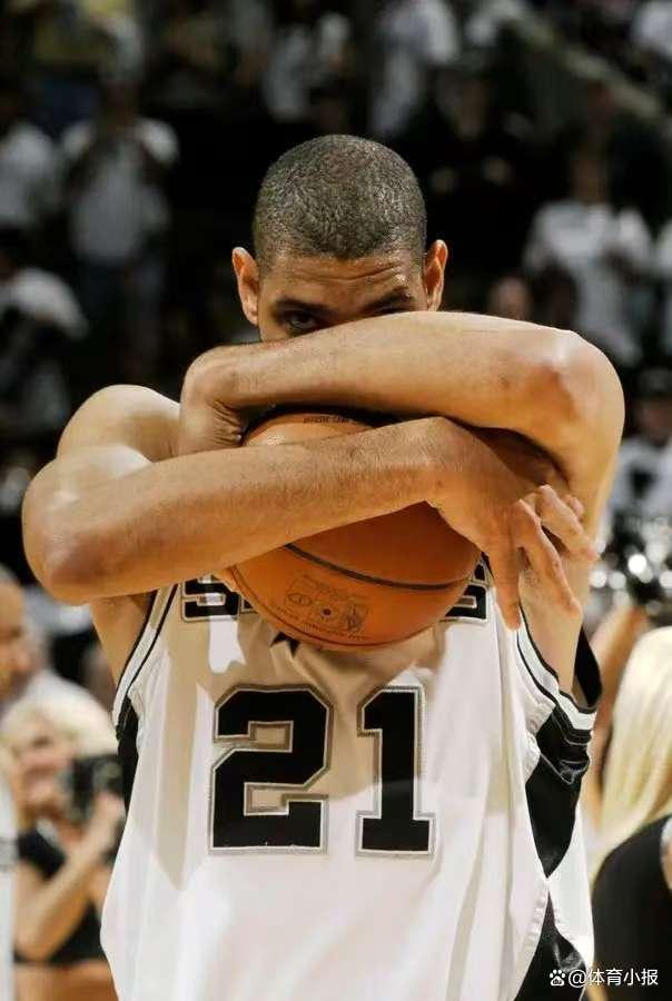 手感回暖！唐斯半场7中2仅拿6分&第三节独拿11分（手感复苏！唐斯上半场7投2中仅6分，第三节发力独取11分）