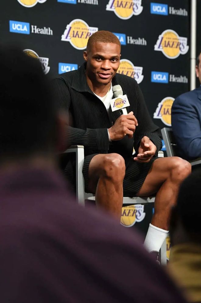 英超：曼城主场3-1击败布莱顿（英超：曼城主场3-1力克布莱顿）