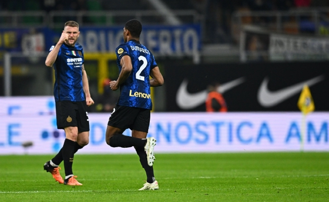 小法：不认为差距有那么大，有国米那种前锋你总会更接近胜利（小法：差距没那么夸张，若拥有国米那样的前锋，胜利会更近）