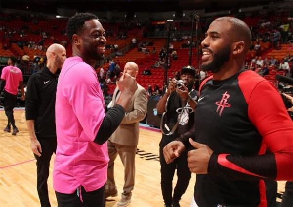 詹姆斯篮板表现抢眼，助球队逆转（詹姆斯篮板统治全场，带队上演逆转）