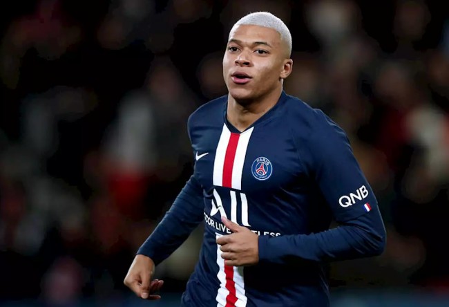 马格德堡球员庆祝进球，不幸跌入2.7米深的沟中但安全逃出（马格德堡球员进球庆祝时失足坠入2.7米深沟，已平安脱困）