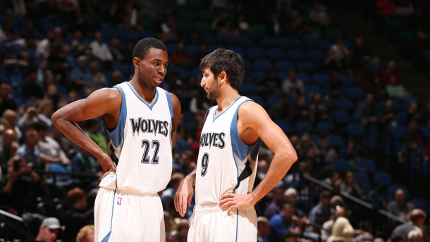 萨勒马克尔斯比赛里与裁判对峙，还被裁判踢了一脚（萨勒马克尔斯赛中与裁判争执，遭裁判一脚踢中）