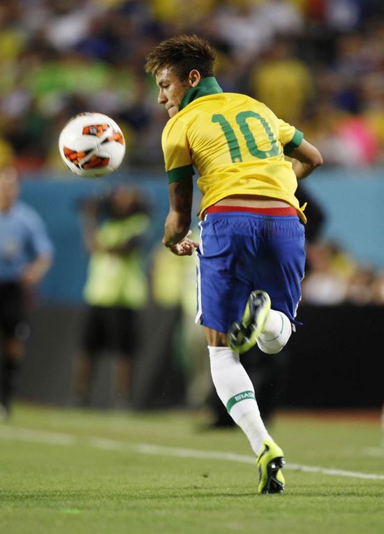 伤愈归来！阿方索·戴维斯时隔262天后重回拜仁大名单（阔别262天，阿方索·戴维斯复出重返拜仁大名单）