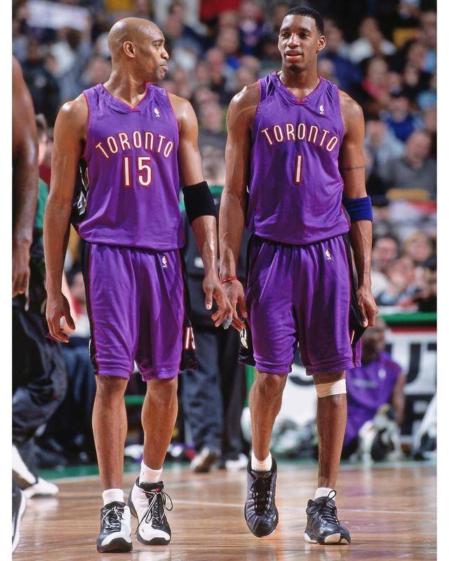 快速反击直接打穿整条防线（闪电反击一举撕裂整条防线）